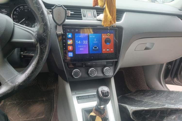 Used Skoda Octavia 2015 1.6L Manual Yijie Edition Audio And AC Panel