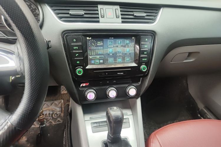 Used Skoda Octavia 2015 1.6L Automatic Eado Edition Audio And AC Panel