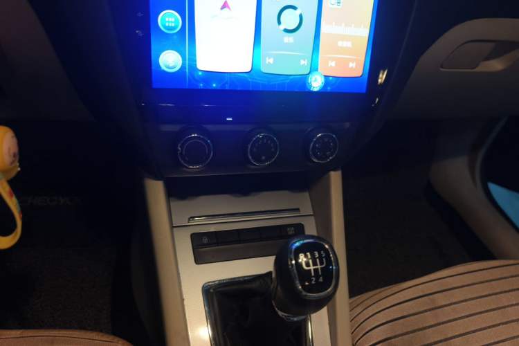 Used Skoda Octavia 2015 1.6L Manual Yijie Edition Audio And AC Panel