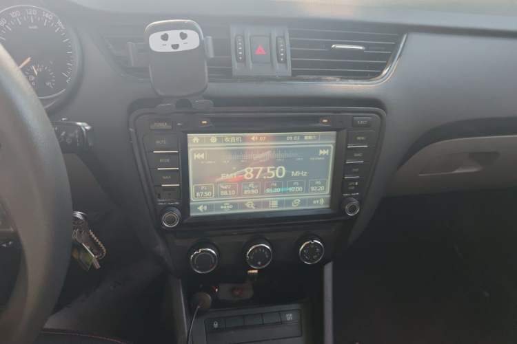Used Skoda Octavia 2015 1.6L Manual Eado Edition Audio And AC Panel