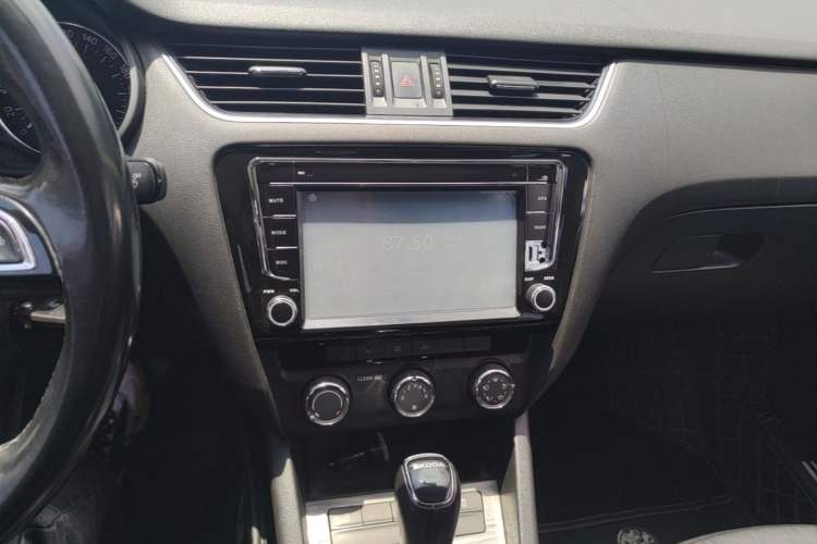 Used Skoda Octavia 2015 1.6L Automatic Yijun Edition Audio And AC Panel