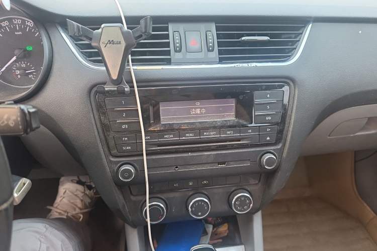 Used Skoda Octavia 2015 1.6L Automatic Yijie Edition Audio And AC Panel