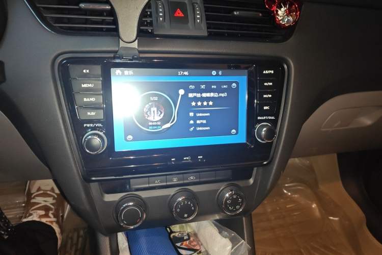 Used Skoda Octavia 2015 1.6L Manual Eado Edition Audio And AC Panel