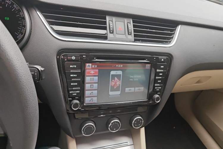 Used Skoda Octavia 2015 1.6L Automatic Yijie Edition Audio And AC Panel