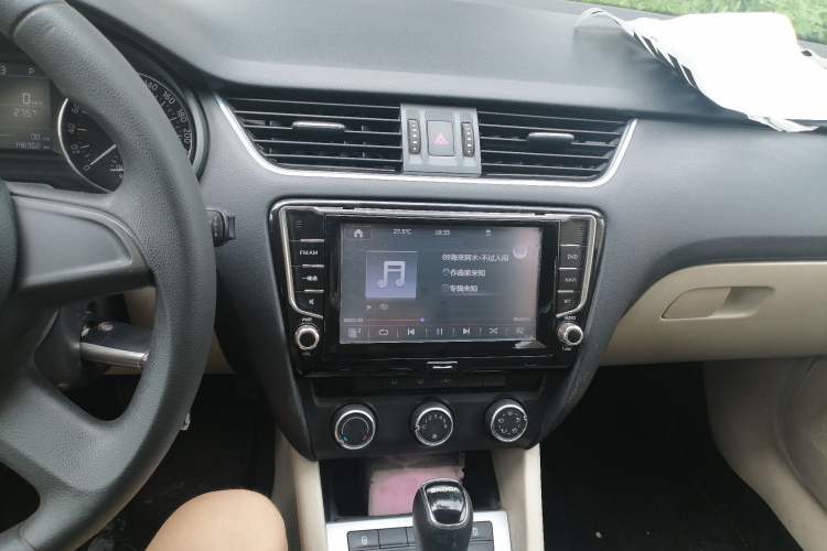 Used Skoda Octavia 2015 1.6L Automatic Yijie Edition Audio And AC Panel