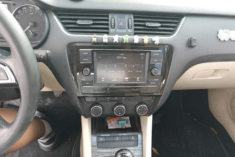 Used Skoda Octavia 2015 1.6L Manual Yijun Edition Audio And AC Panel