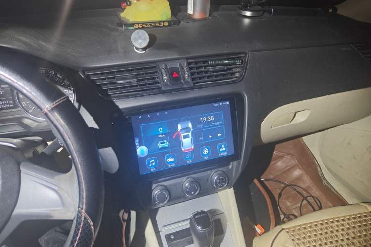 Used Skoda Octavia 2015 1.6L Automatic Yijie Edition Audio And AC Panel