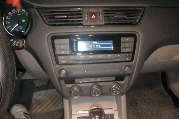 Used Skoda Octavia 2015 1.6L Automatic Yijie Edition Audio And AC Panel