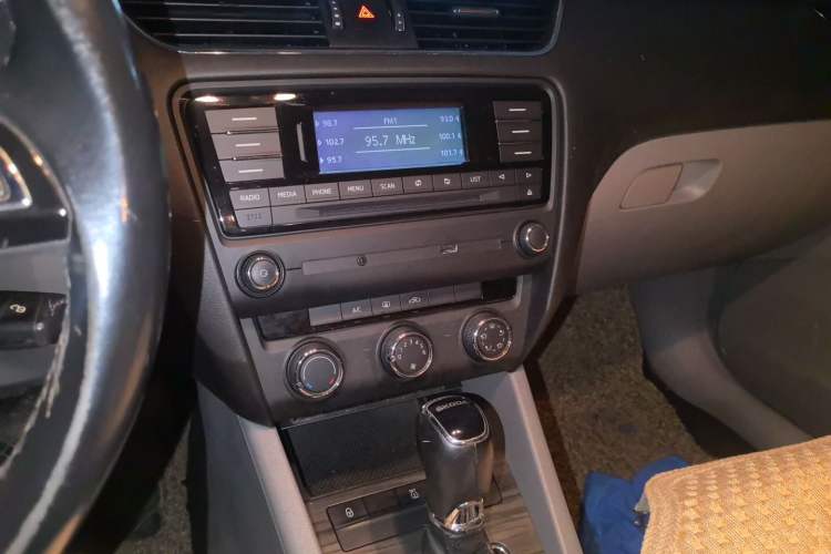 Used Skoda Octavia 2015 1.6L Automatic Yijun Edition Audio And AC Panel