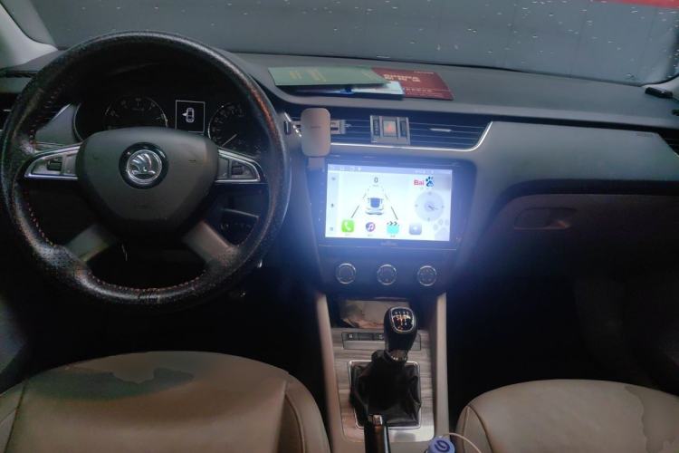 Used Skoda Octavia 2015 1.6L Manual Yijun Edition Center Console