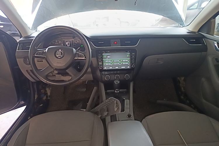 Used Skoda Octavia 2015 1.6L Automatic Yijun Edition Center Console