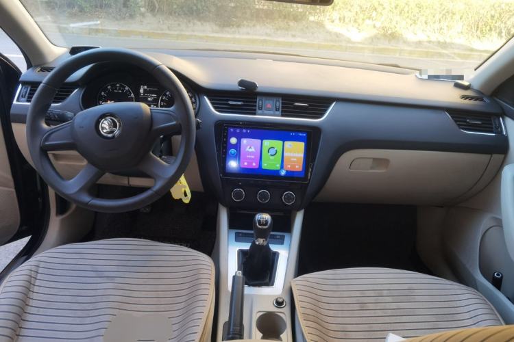 Used Skoda Octavia 2015 1.6L Manual Yijie Edition Center Console