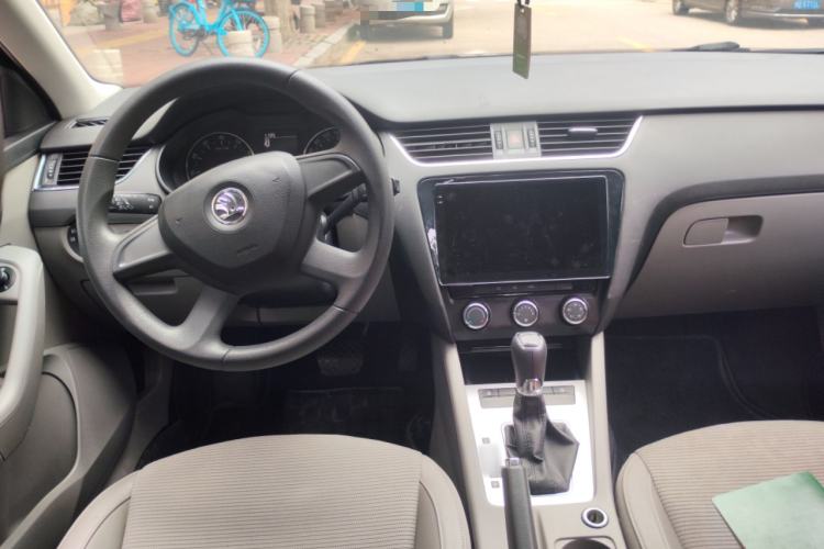 Used Skoda Octavia 2015 1.6L Automatic Yijie Edition Center Console
