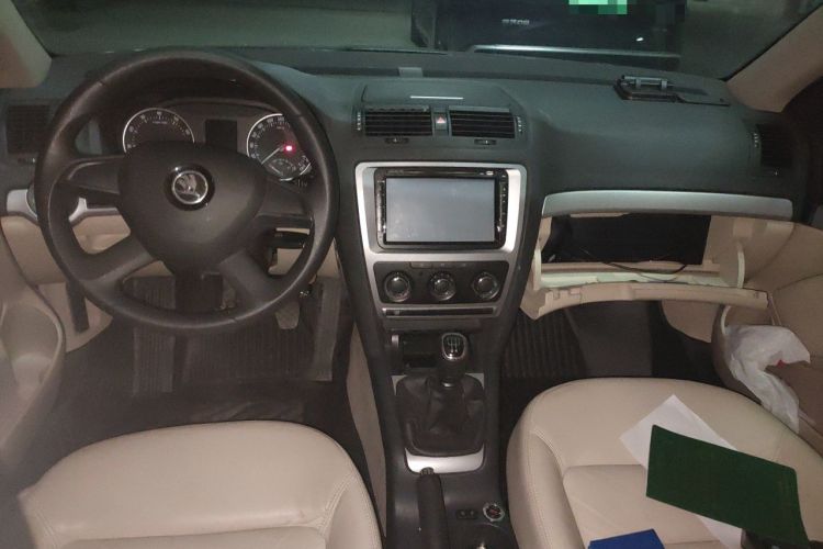 Used Skoda Octavia 2015 Classic Model 1.6L Manual Yijie Edition Center Console