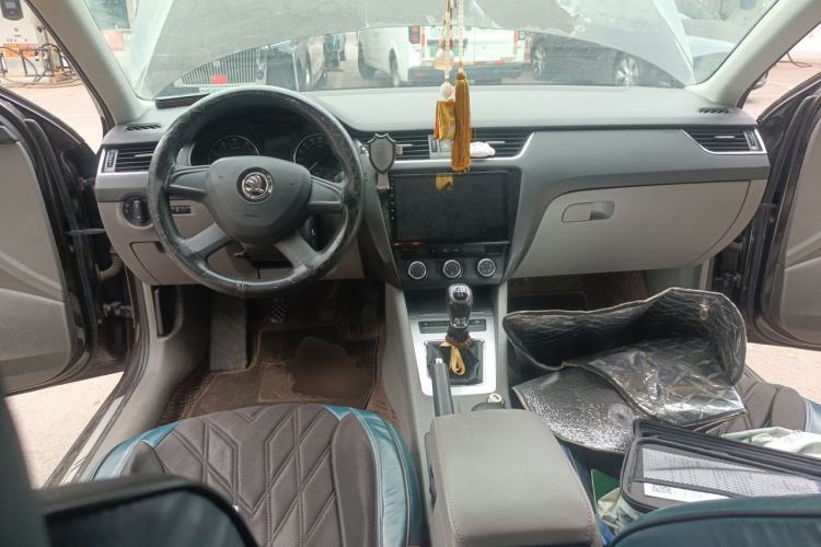 Used Skoda Octavia 2015 1.6L Manual Yijie Edition Center Console