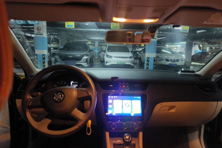 Used Skoda Octavia 2015 1.6L Manual Yijie Edition Center Console