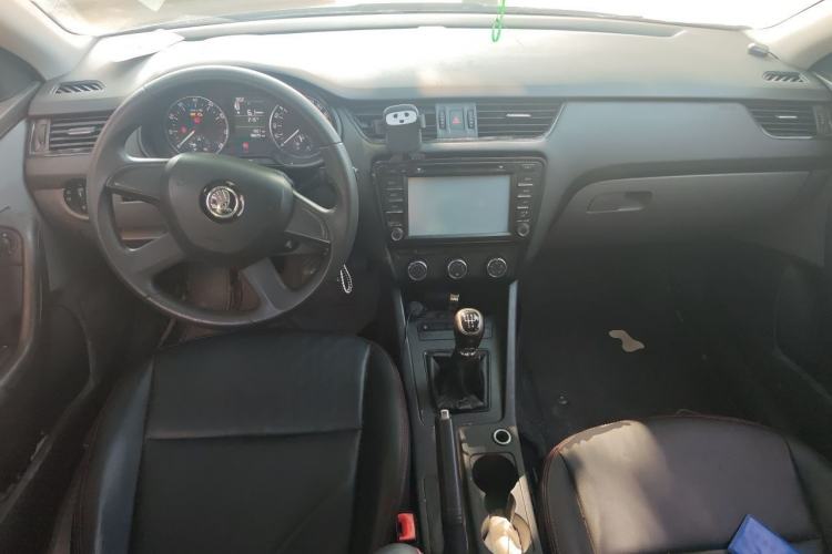 Used Skoda Octavia 2015 1.6L Manual Eado Edition Center Console
