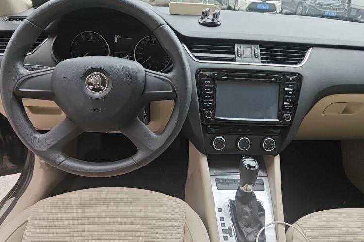 Used Skoda Octavia 2015 1.6L Automatic Yijie Edition Center Console