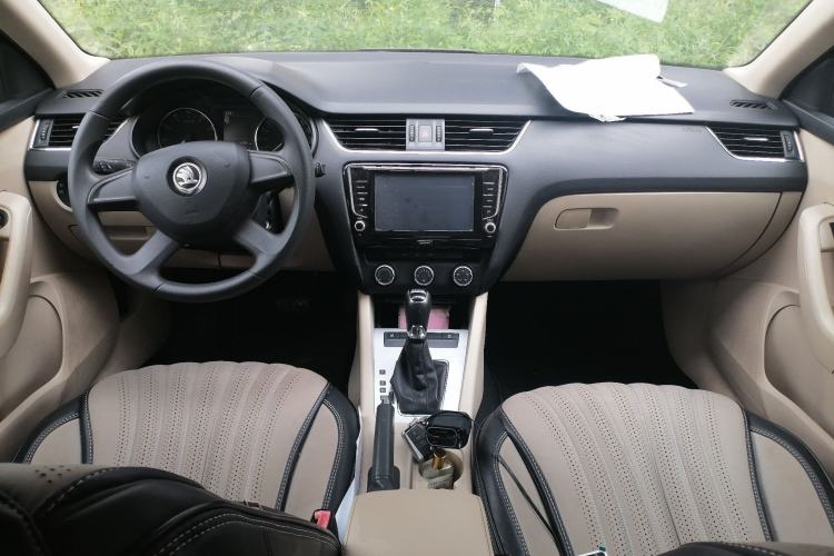 Used Skoda Octavia 2015 1.6L Automatic Yijie Edition Center Console