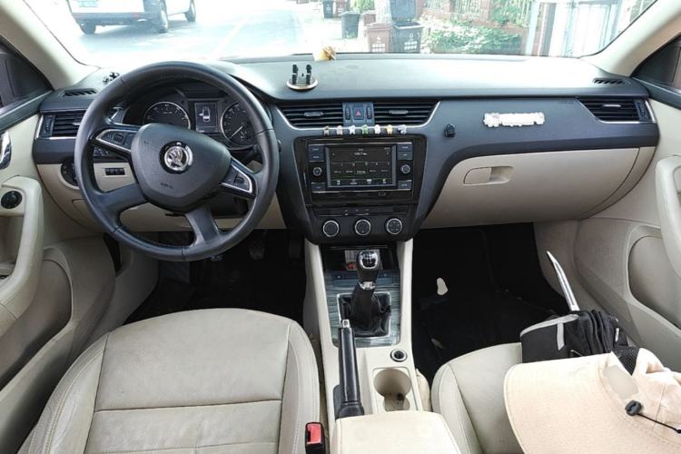 Used Skoda Octavia 2015 1.6L Manual Yijun Edition Center Console