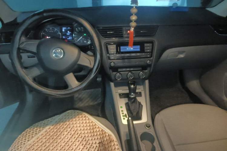 Used Skoda Octavia 2015 1.6L Automatic Yijie Edition Center Console