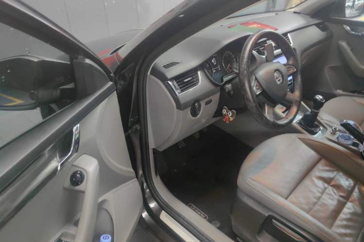Used Skoda Octavia 2015 1.6L Manual Yijun Edition Driver Seat