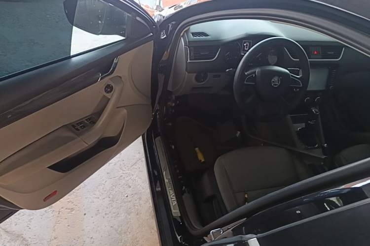 Used Skoda Octavia 2015 1.6L Automatic Yijun Edition Driver Seat