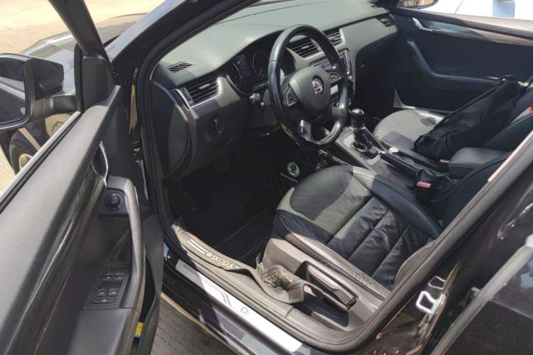 Used Skoda Octavia 2015 1.6L Automatic Yijun Edition Driver Seat