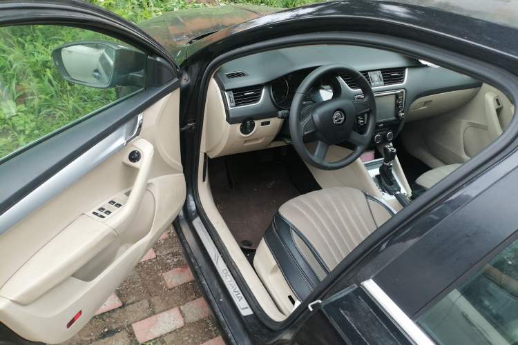 Used Skoda Octavia 2015 1.6L Automatic Yijie Edition Driver Seat