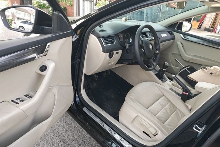 Used Skoda Octavia 2015 1.6L Manual Yijun Edition Driver Seat