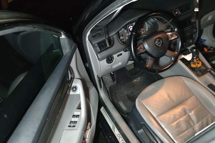 Used Skoda Octavia 2015 1.6L Automatic Yijun Edition Driver Seat
