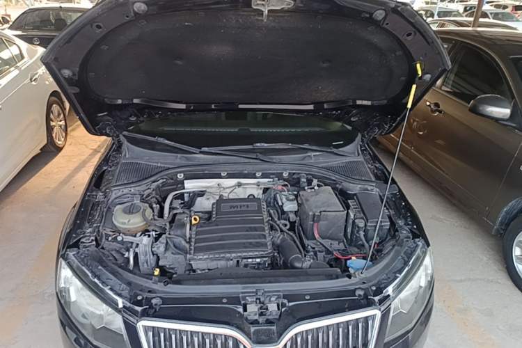 Used Skoda Octavia 2015 1.6L Automatic Yijun Edition Engine Bay