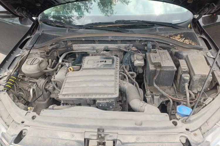 Used Skoda Octavia 2015 1.6L Manual Yijie Edition Engine Bay