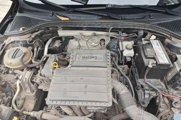 Used Skoda Octavia 2015 1.6L Automatic Yijie Edition Engine Bay