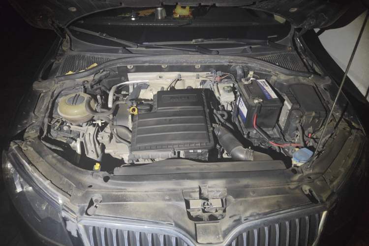 Used Skoda Octavia 2015 1.6L Automatic Yijie Edition Engine Bay