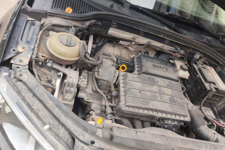 Used Skoda Octavia 2015 1.6L Automatic Yijie Edition Engine Bay Right
