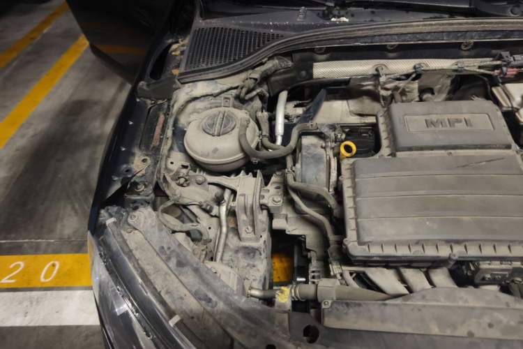 Used Skoda Octavia 2015 1.6L Manual Yijie Edition Engine Bay Right