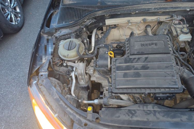 Used Skoda Octavia 2015 1.6L Automatic Yijie Edition Engine Bay Right