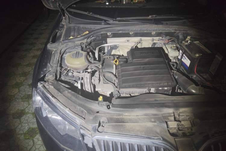 Used Skoda Octavia 2015 1.6L Automatic Yijie Edition Engine Bay Right