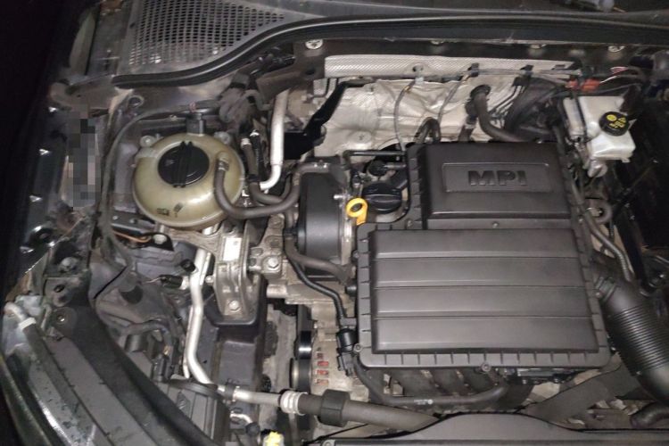 Used Skoda Octavia 2015 1.6L Automatic Yijun Edition Engine Bay Right