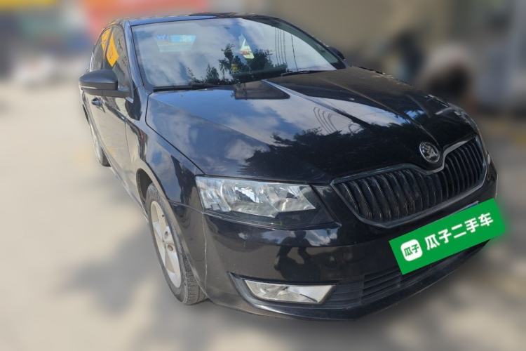 Used Skoda Octavia 2015 1.6L Automatic Yijie Edition Front Right 45 Deg