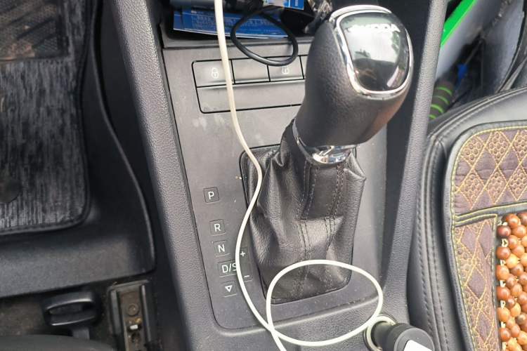 Used Skoda Octavia 2015 1.6L Automatic Eado Edition Gear Lever