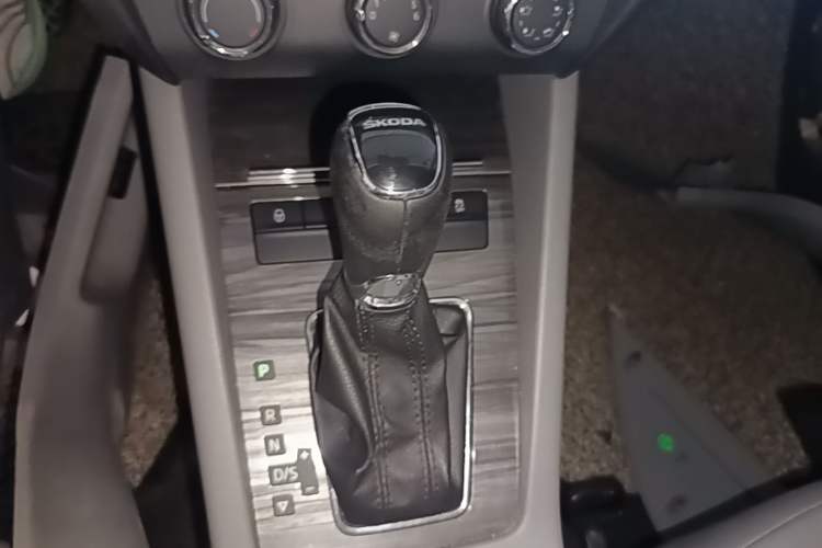 Used Skoda Octavia 2015 1.6L Automatic Yijun Edition Gear Lever