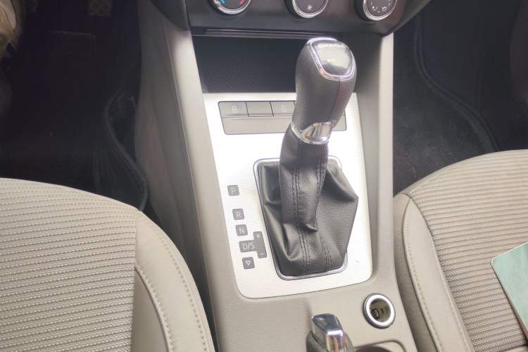 Used Skoda Octavia 2015 1.6L Automatic Yijie Edition Gear Lever
