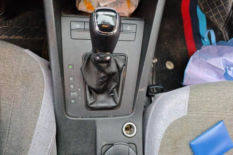 Used Skoda Octavia 2015 1.6L Automatic Eado Edition Gear Lever