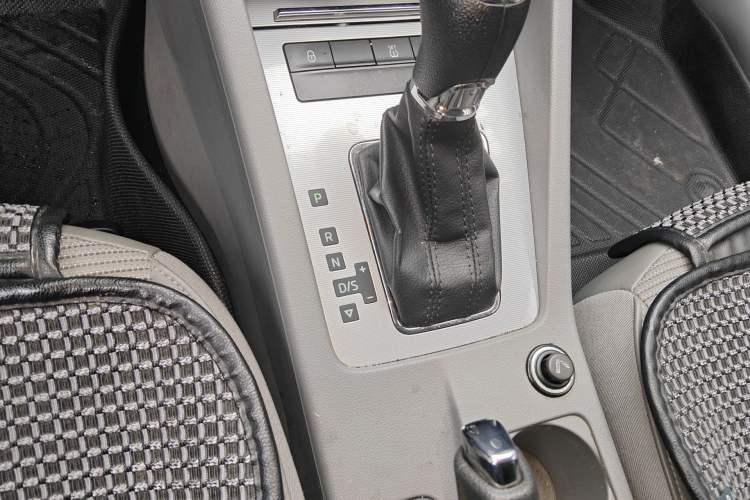Used Skoda Octavia 2015 1.6L Automatic Eado Edition Gear Lever