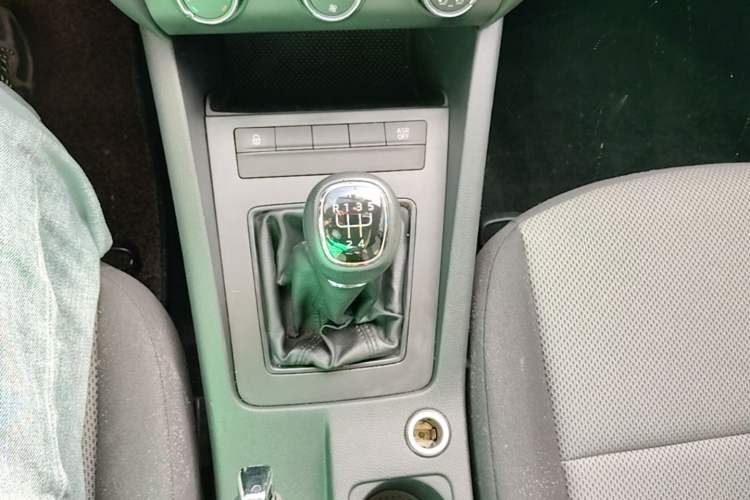 Used Skoda Octavia 2015 1.6L Manual Eado Edition Gear Lever