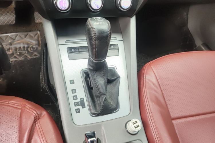Used Skoda Octavia 2015 1.6L Automatic Eado Edition Gear Lever
