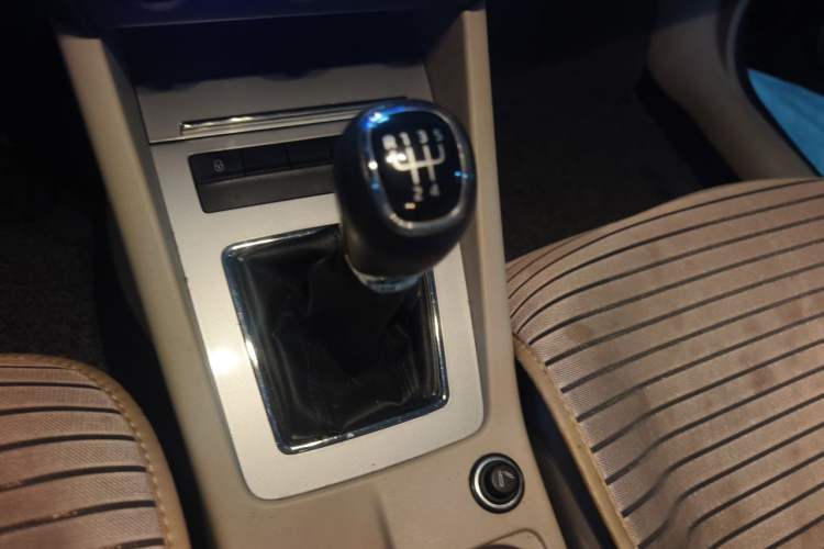 Used Skoda Octavia 2015 1.6L Manual Yijie Edition Gear Lever