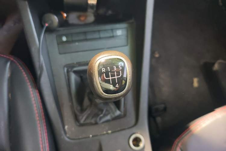 Used Skoda Octavia 2015 1.6L Manual Eado Edition Gear Lever